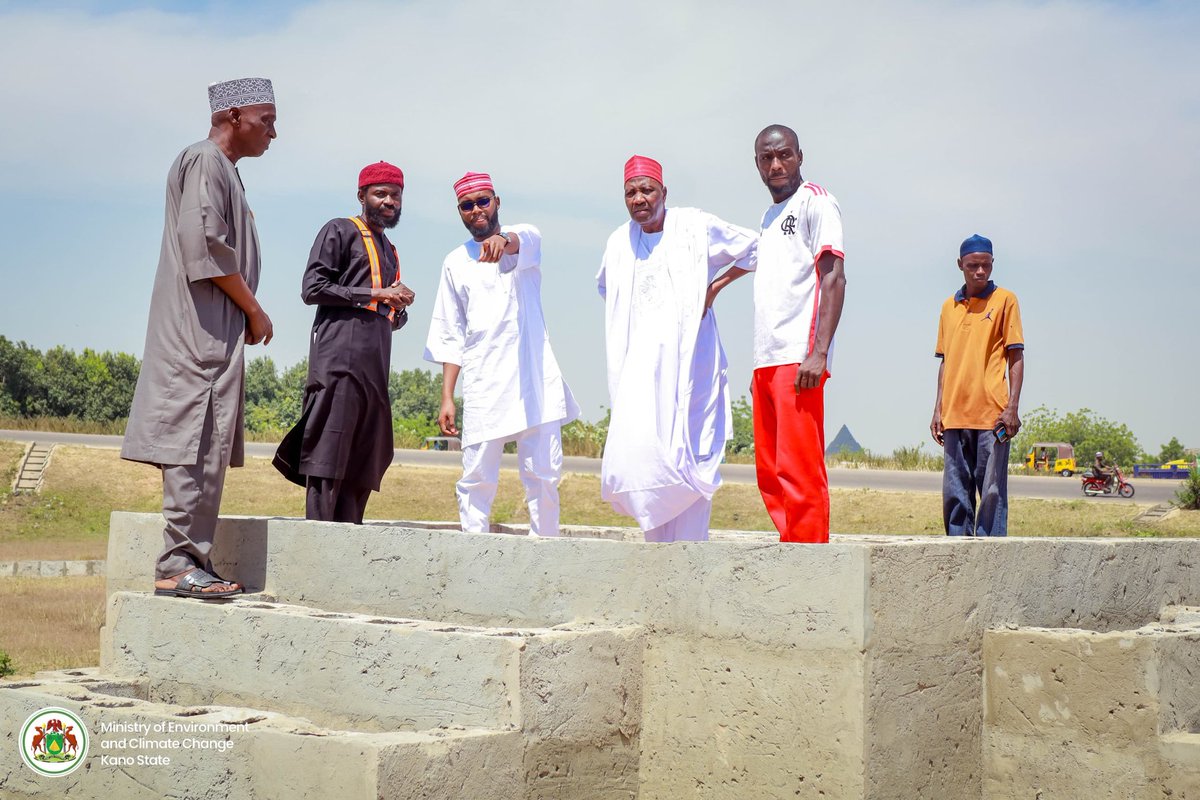 DahirMHashim's tweet image. In continuation of the Urban Renewal Project to redevelop and beautify Kano metropolis led by His Excellency, Alhaji Abba Kabir Yusuf, I paid a working visit today to the ongoing beautification project at Zaria Road Bridge, Naibawa.

This location is one of the major gateways…