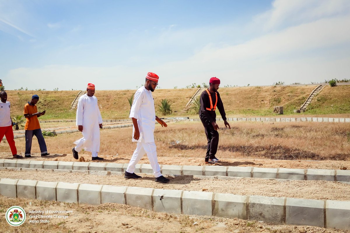DahirMHashim's tweet image. In continuation of the Urban Renewal Project to redevelop and beautify Kano metropolis led by His Excellency, Alhaji Abba Kabir Yusuf, I paid a working visit today to the ongoing beautification project at Zaria Road Bridge, Naibawa.

This location is one of the major gateways…