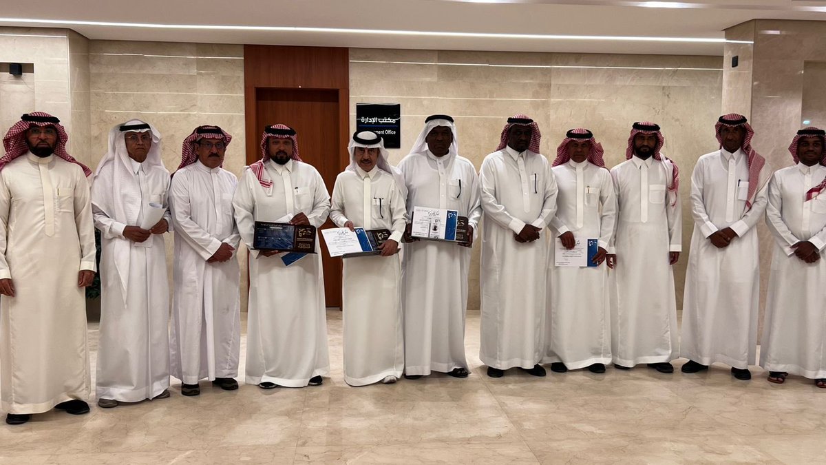 اليوم تم تكريم رموز التحكيم في #الأحساء تقديراً لعطائهم ومسيرتهم الحافلة بالعطاء 👏🏻
من المكرّمين:
الأستاذ فهد الملحم
الأستاذ حسين الحساوي
والأستاذ سعد ربيعة"رحمه الله"
#التحكيم_السعودي