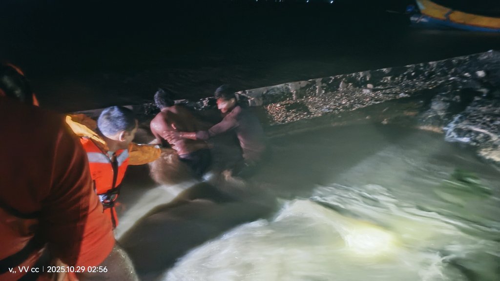 SajuddinAnsari4's tweet image. #Odisha #CycloneMontha #เขมจิราต้องรอดseries साइक्लोन मंथा30.10.25 के अनुसार आंध्र प्रदेश में2मौतें हुई हैं,87,000 हेक्टेयर फसलें बर्बाद,380किमी सड़कें14 पुल प्रभावित,और भारी बारिश से बाढ़ जैसी स्थिति। ओडिशा, तेलंगाना, झारखंड, मध्य प्रदेश, पश्चिम बंगाल में भारी बारिश जारी,