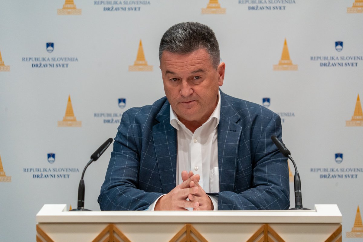 Državni svet Republike Slovenije je na 22. izredni seji odločal o predlogu odložilnega veta na Zakon o psihoterapevtski dejavnosti in pobudah predsednika Marka Lotriča glede nujnosti sistemskega odziva države na zaostrene varnostne in socialne razmere v jugovzhodni Sloveniji.