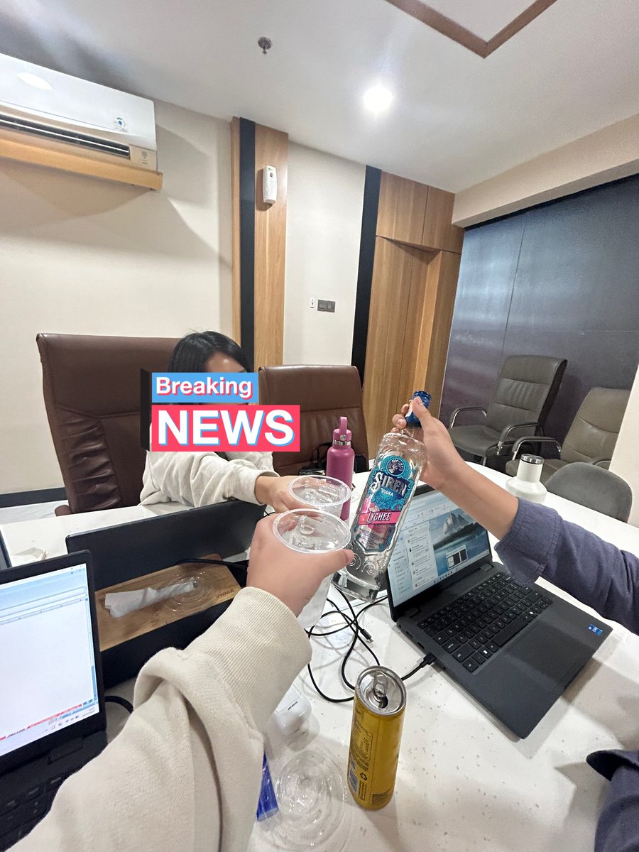 fluffiyy's tweet photo. Pov: klien syariah tp tim auditnya batak x kristen 🙃🙃🙃🙃 lembur sama manager dan seniorku wkakaka emg bole https://t.co/F1pt6W5KEQ