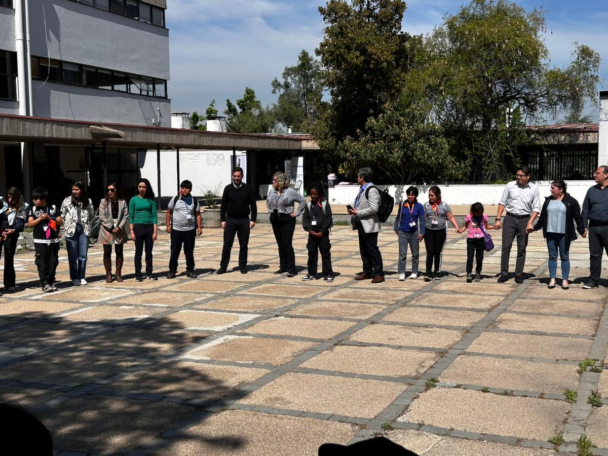 CPEIP_mineduc's tweet photo. Hoy recibimos a profesionales de la educación, asistentes y estudiantes de 3ro a 5to básico del colegio NOVOMAR de #PuenteAlto, quienes mediante su PEI "pedagogía nómada" salen a observar en el entorno natural y patrimonial ¡Gracias por visitarnos, enseñarnos y aprender en CPEIP! https://t.co/sU7WlztBfg