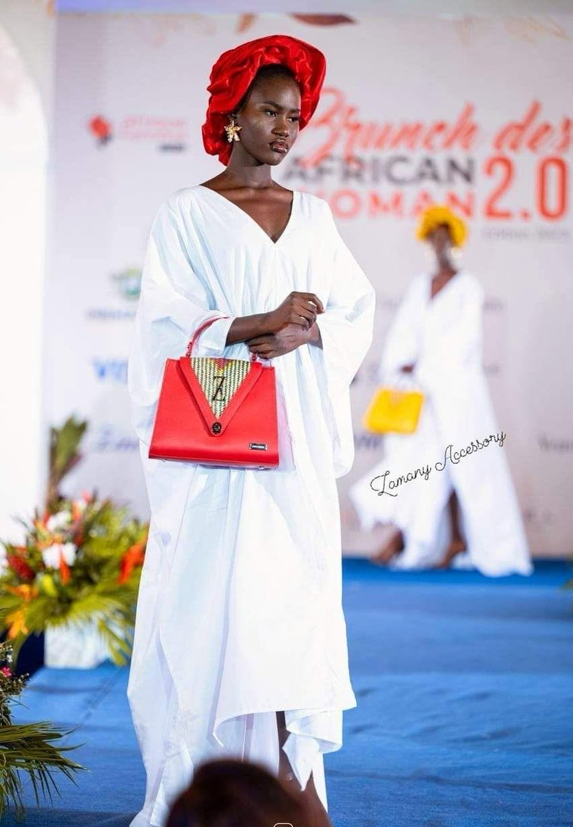 Excellente semaine à tous 🌺

#Zamany #africanbeauty #ankarastyles #handbag