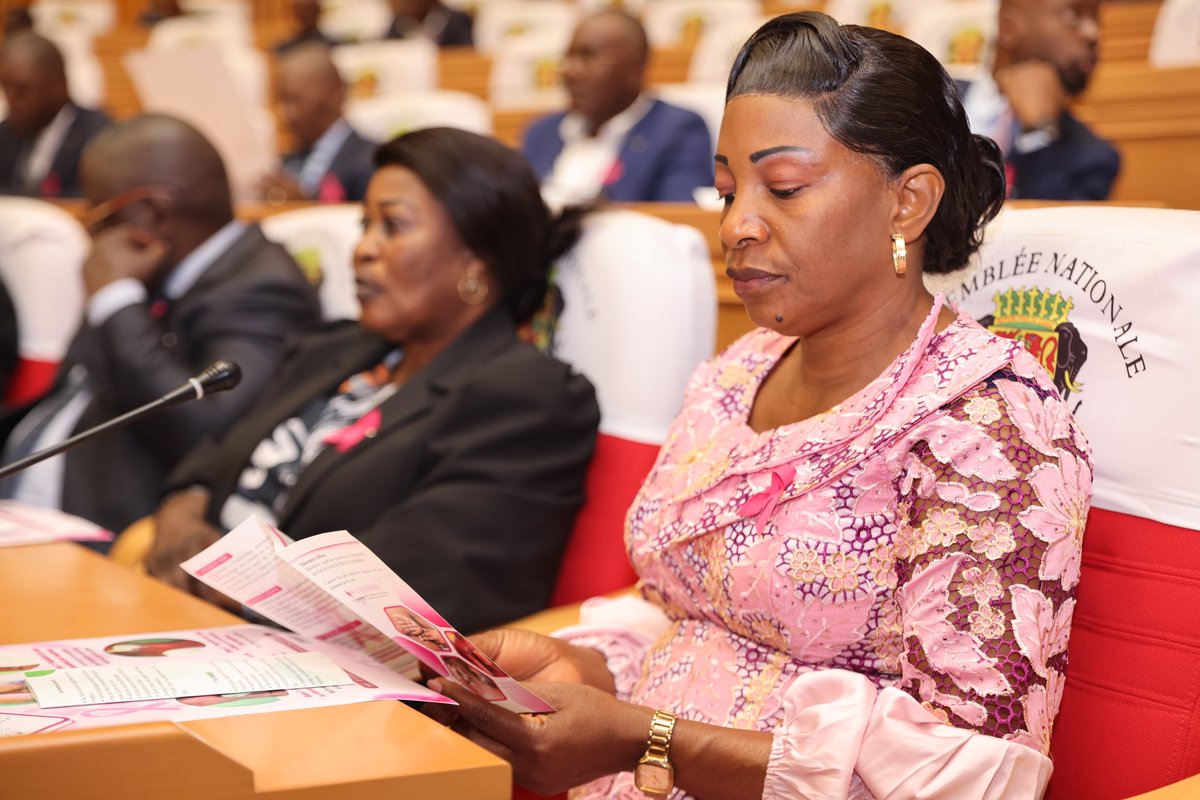 OMSCongo's tweet image. Faire de la prévention une priorité nationale !

Journée parlementaire ce 29.10.2025, dédiée à la sensibilisation des Honorables députés &amp;amp; du personnel de l’Assemblée nationale du #Congo 🇨🇬 sur les cancers du sein &amp;amp; du col de l’utérus avec l’appui de l’@OMSCongo.

#OctobreRose 🎀