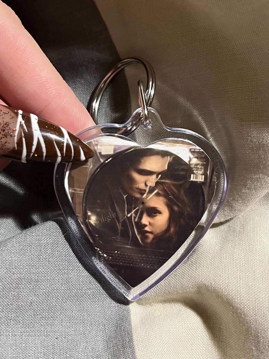 ariwheelmp3's tweet photo. if u wondering i made keychains by myself and this also what i made. dnp + twilight, avril and bill kaulitz https://t.co/djTDPpPkoe