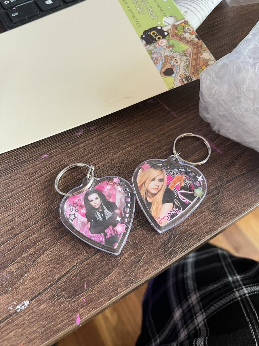 ariwheelmp3's tweet photo. if u wondering i made keychains by myself and this also what i made. dnp + twilight, avril and bill kaulitz https://t.co/djTDPpPkoe