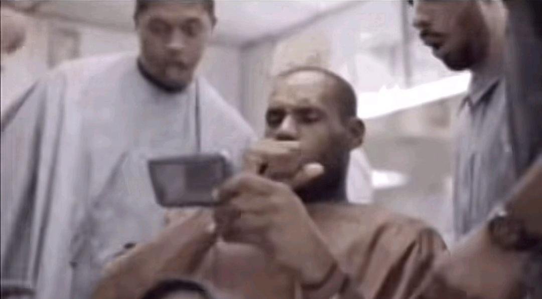 Se ha caído Minecraft? No lo sabía. Al contrario de vosotros, yo no uso esa estúpida plataforma. Avísenme cuando se caiga Don Quijote de la estantería... Entonces sí me preocuparé.