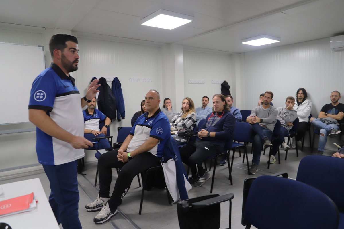 El presidente del Comité de Entrenadores, <a href="/serranonino/">miguel angel serrano</a>, junto al vocal Roberto Díaz <a href="/Pika2011/">Pika</a>, se ha reunido con entrenadores y entrenadoras de Primera Autonómica Aficionados Masculina y Femenina para resolver sus inquietudes, propuestas y necesidades en el comienzo de temporada.