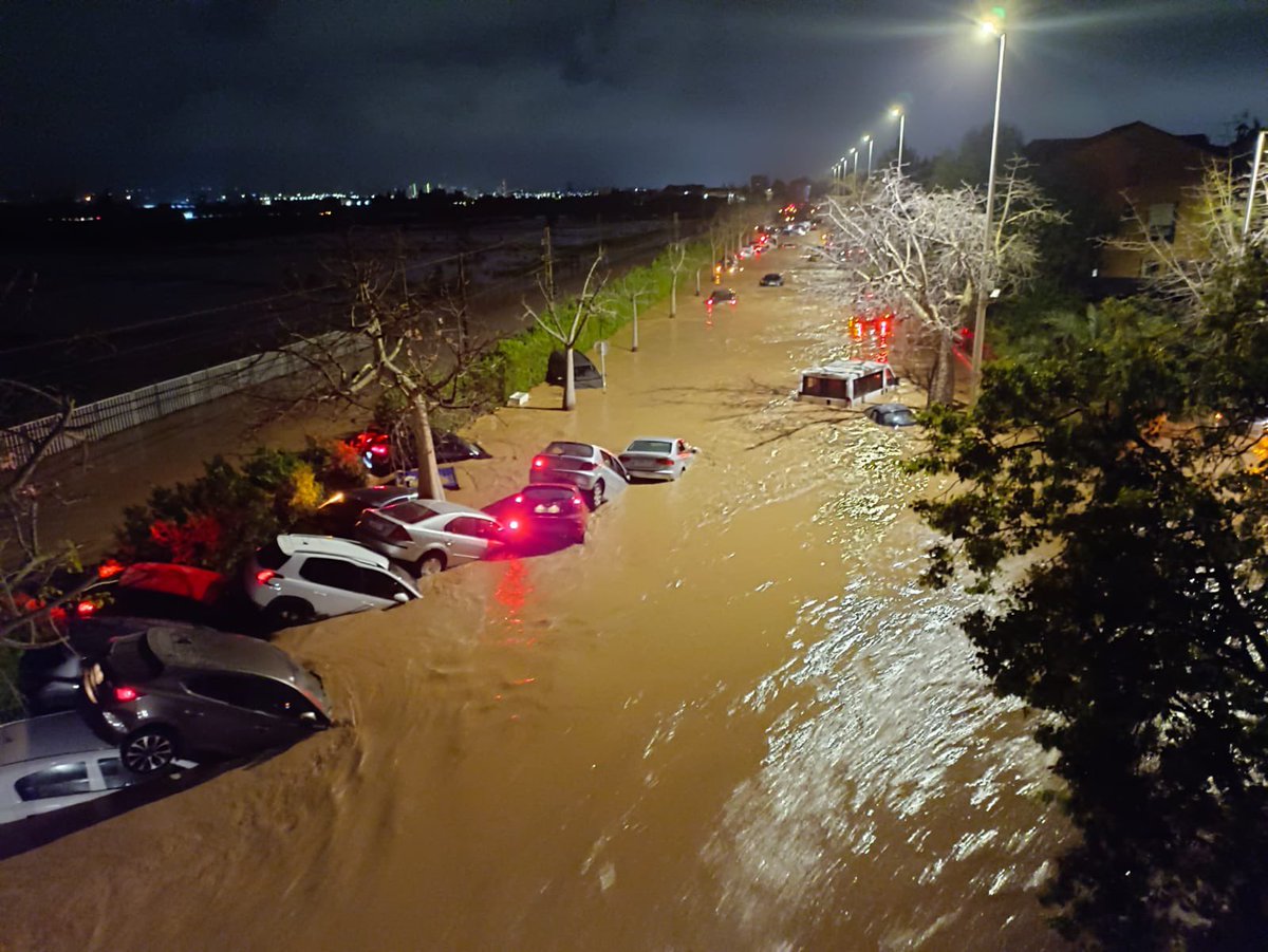 Javitoreto's tweet photo. @Valencia_WX Barranco por Picanya a las 14:30 subí a la pasarela verde para hacer el vídeo. A las 18:30 ya no lo vi seguro, el agua llevaba una fuerza descomunal. Las otras imágenes son desde el puente de Picanya a Paiporta. https://t.co/J2Jk7GBWyS