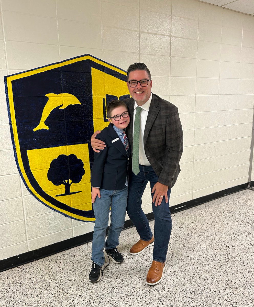 LinwoodSchools's tweet photo. The #RedRibbonWeek spirit days celebration continues with students dressing like their favorite teacher (or superintendent)! #FinsUpWingsUp https://t.co/RHFhq3LkAp