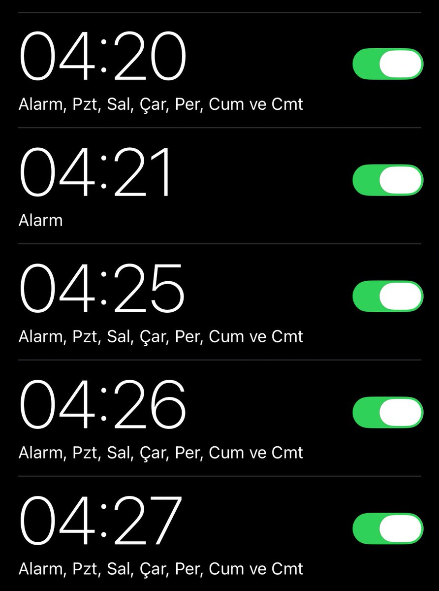 Hepsi 1 er birer artıyorken 2 alarm üstüne 4 dakika sonrasına bi alarm kurdum 2 alarma uyanmıyorsam ya çok güzel görmem gereken bir rüyayı bölüyorsam diye  kimse benim ruhsal sıkıntılarla kapışmasın😂