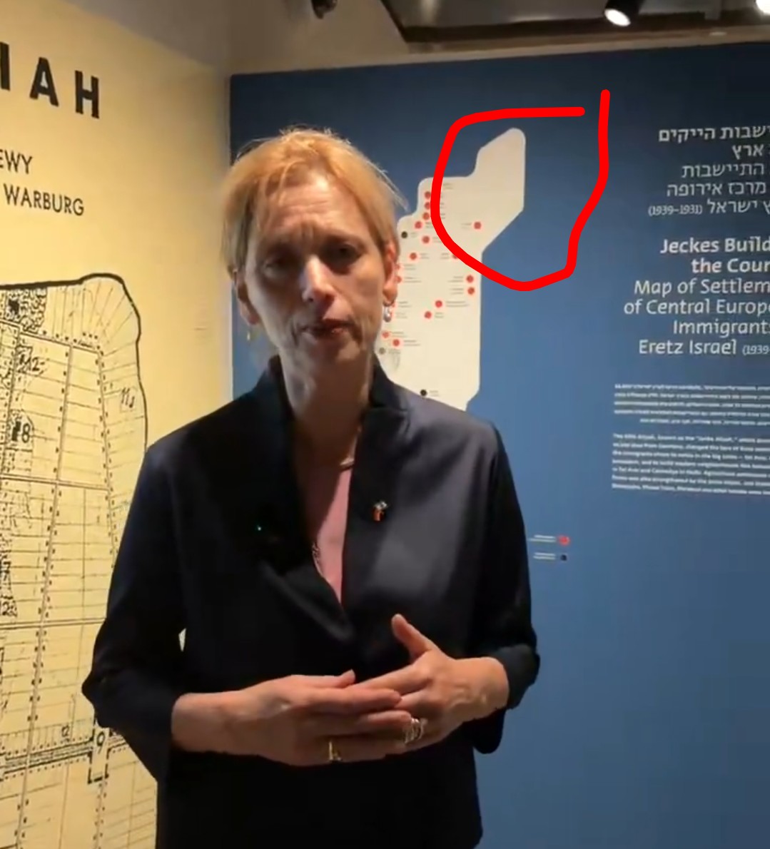 hoffmann_suhaib's tweet image. Bundesministerin Karin Prien (CDU) posiert bei ihrem Jerusalem-Besuch vor einer Karte, welche die Golanhöhen als &quot;israelisches&quot; Gebiet zeigt. #Staatsräson bedeutet auch, die blutigen Expansionsbestrebungen politisch zu unterstützen und &quot;Israel&quot; von seinen Verbrechen zu…