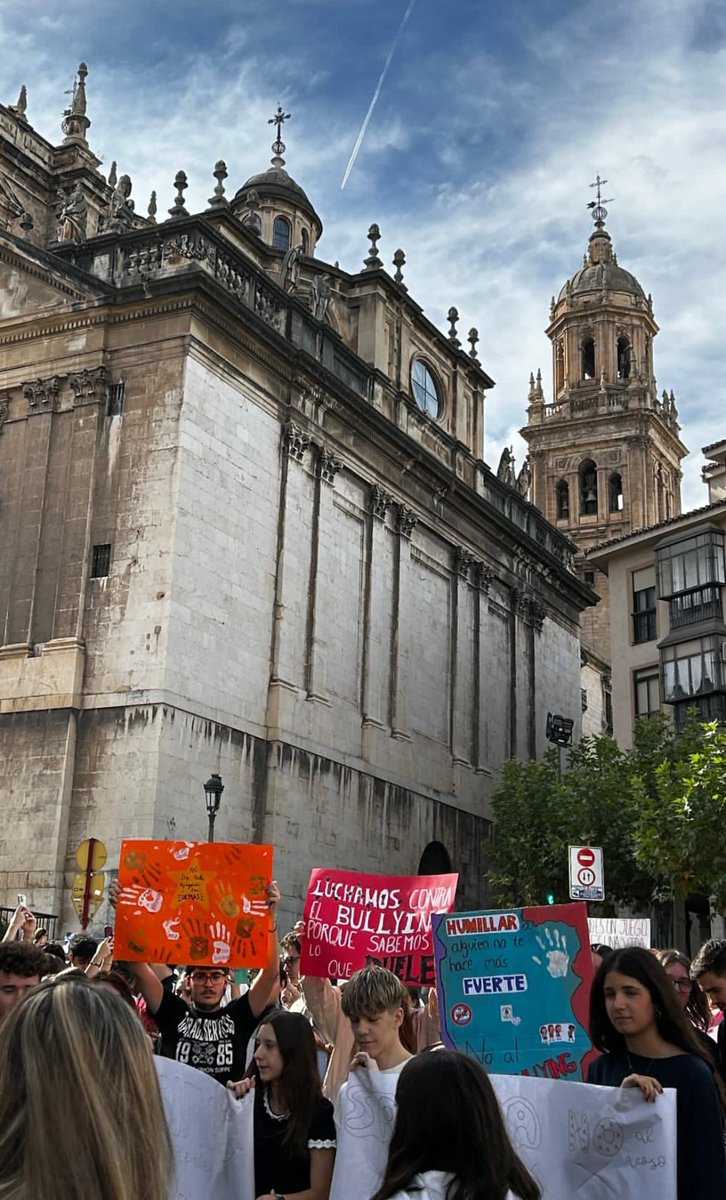 Yanira_av's tweet photo. Ha sido emocionante ver cómo tantas personas se unían para alzar la voz contra el bullying.Detrás de cada historia hay dolor pero también mucha valentía.Que todo este movimiento sirva para construir un mundo más amable,donde podamos sentirnos seguros y aceptados ❤️ 
#sapereaude https://t.co/dqaSBeMskN
