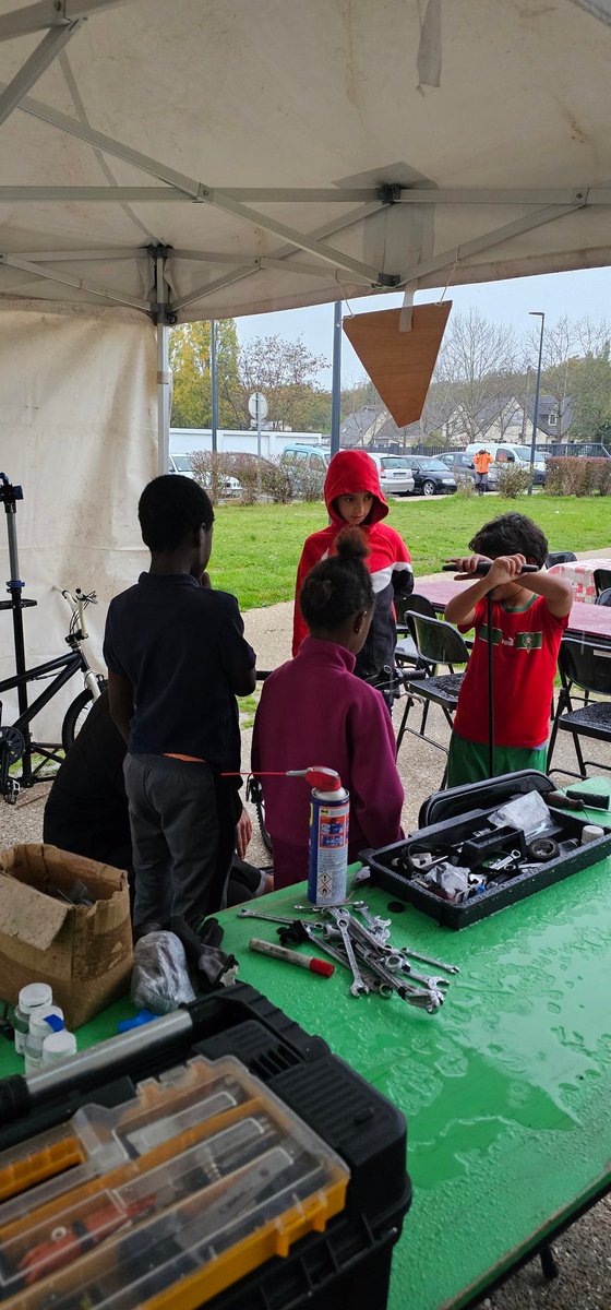 Aujourd’hui, <a href="/LFStephanais/">Le Foyer Stephanais</a> a organisé une après-midi conviviale sur le quartier des Oiseaux à Oissel, avec l'association Construire Ensemble. 
Un nouveau partenaire nous a rejoint : Les Guidons déboussolés ont initié les jeunes à entretenir et réparer leurs vélos. <a href="/Groupe_VYV/">Groupe VYV</a>