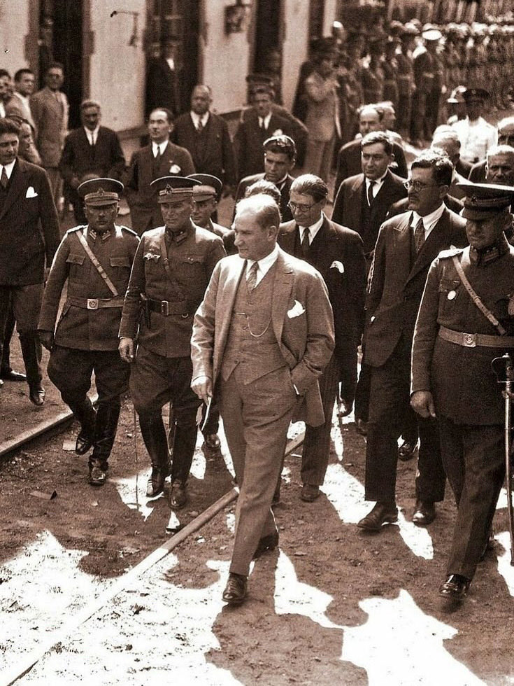 "Çağdaş bir cumhuriyet kurmak demek, milletin insanca yaşamasını bilmesi, insanca yaşamanın neye bağlı olduğunu öğrenmesi demektir."

#29EkimCumhuriyetBayramıkutluolsun 🇹🇷