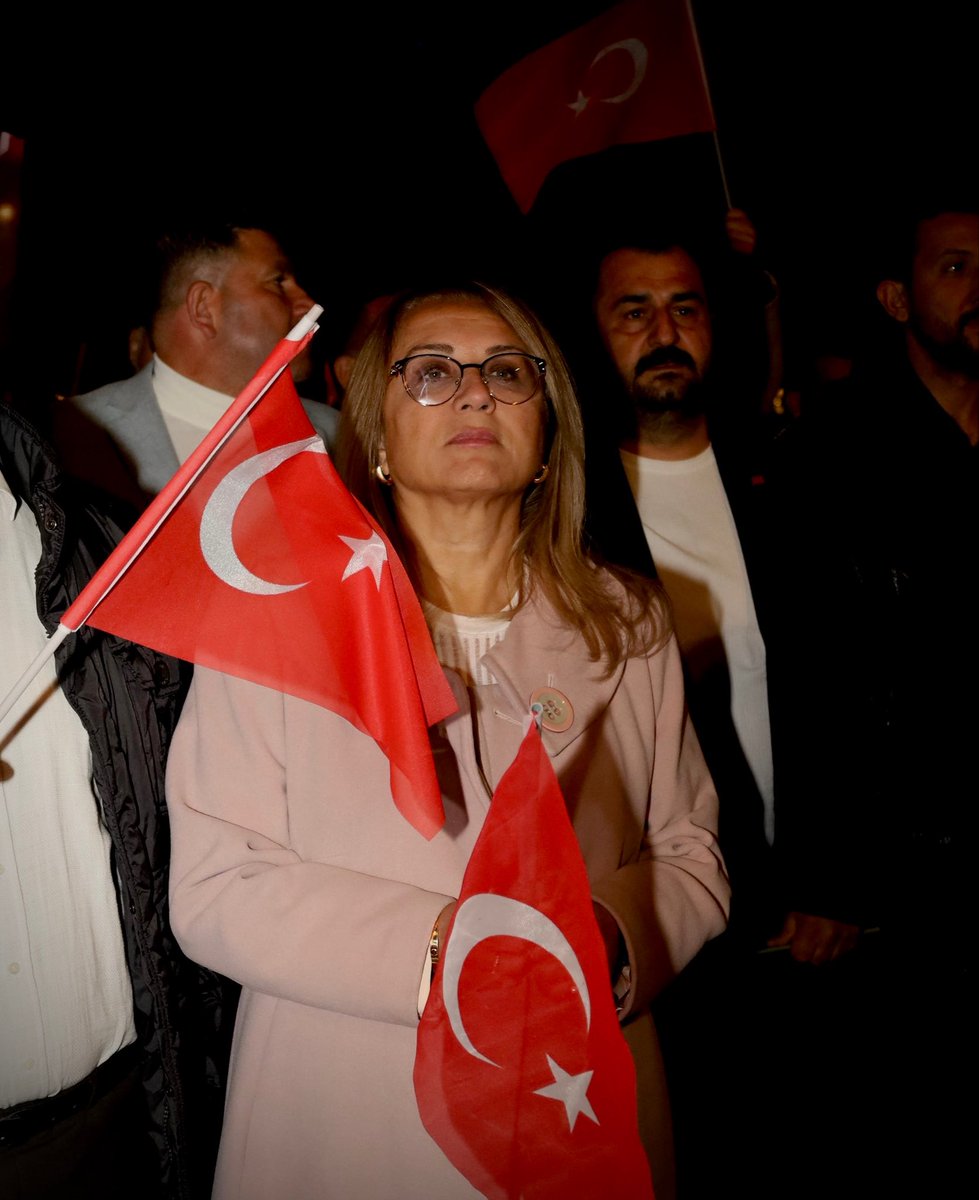 “Ayyıldızın ışığını görünce
Arsız otlar çürüyecek Bozkurtum” 🇹🇷