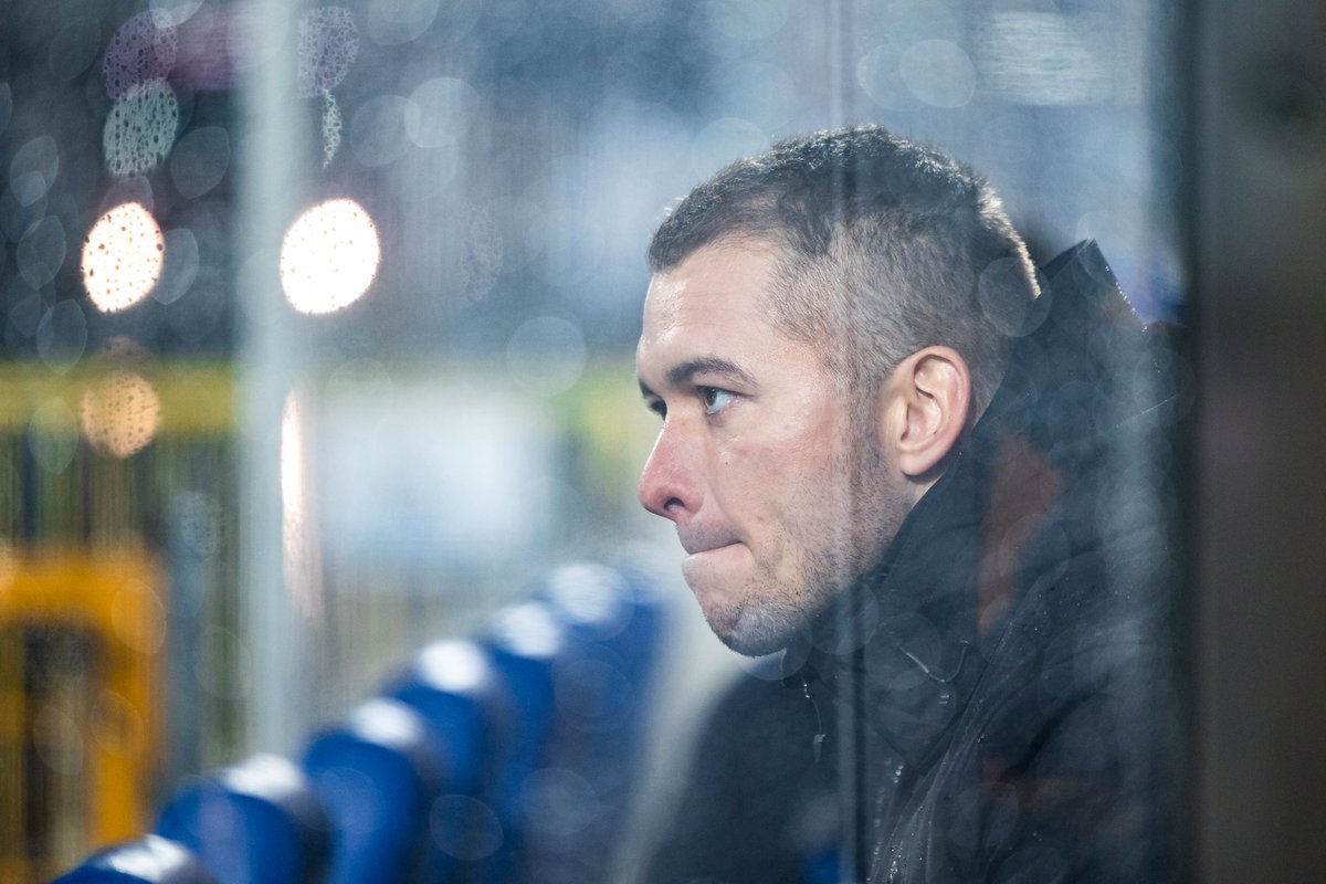 "To pasjonat taktyki. Od dziecka grał w piłkę z Karolem Świderskim, ale gdy zerwał więzadła w kolanie, poszedł w trenerkę".

Do porannej kawy polecamy artykuł na temat trenera Łukasza Bulińskiego, który znajdziecie na portalu Łączy nas Piłka.

📰👉  tiny.pl/jw9nrqmc