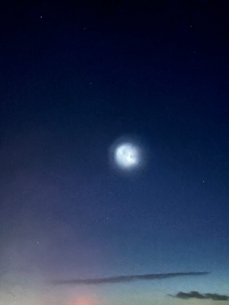 CarlowWeather's tweet image. The light in the sky tonight most likely to be the Falcon 9 dumping fuel in orbit based on latest information. Not aliens this time😁