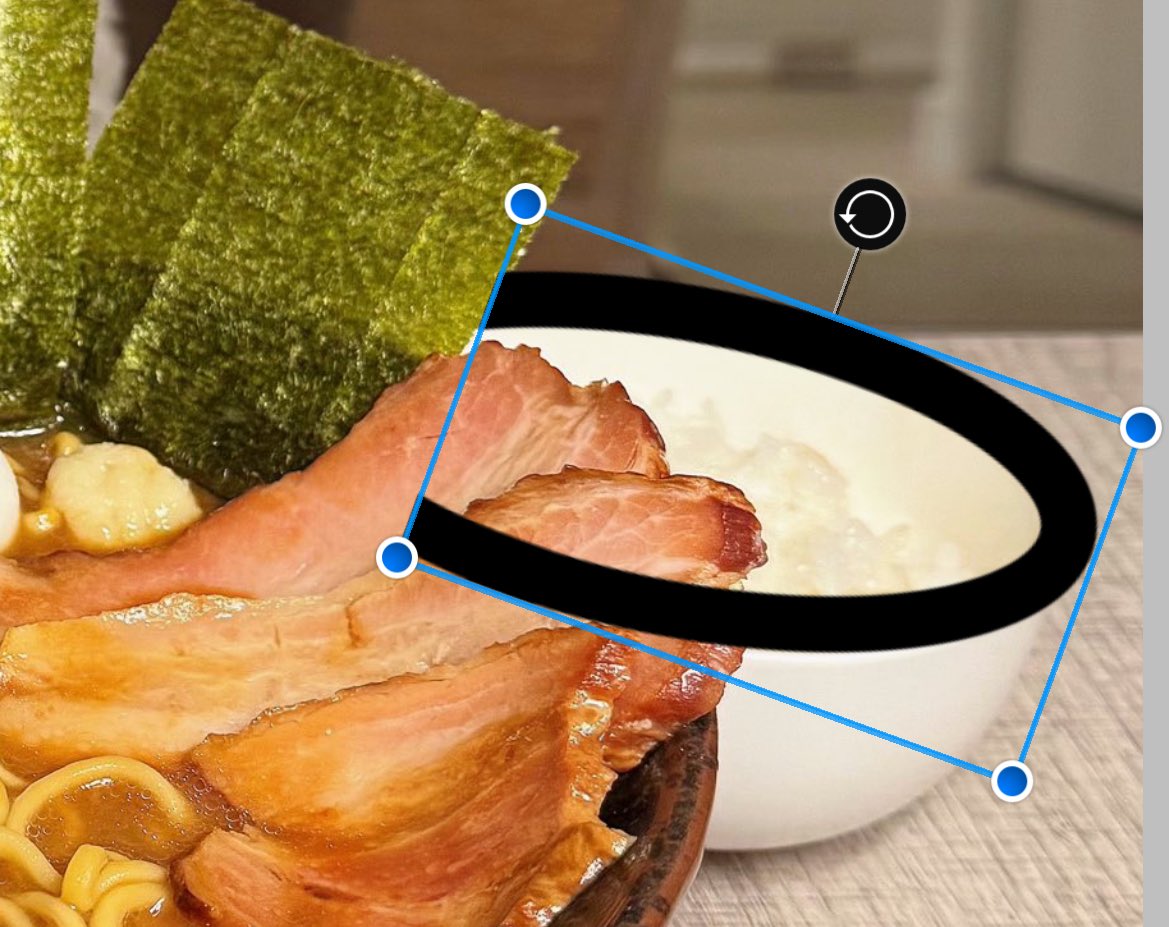 GoZrVRbSOh34562's tweet image. 缶ビールで取った楕円→グラスの楕円、ご飯の楕円と相似

ラーメンの丼で取った楕円→妖精さんのおやつのお皿と相似

明らかに写ってる角度が違う
異なる大きさ、位置、高さの場所の5個の円で、綺麗に二つに分かれるって、そういうことよね