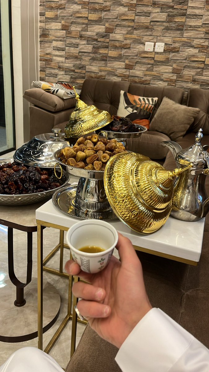 قال أحد الكُتّاب الأمويين:

الكلمة إذا خرجت من القلب وقعت في القلب، وإذا خرجت من اللسان لم تتجاوز الآذان.