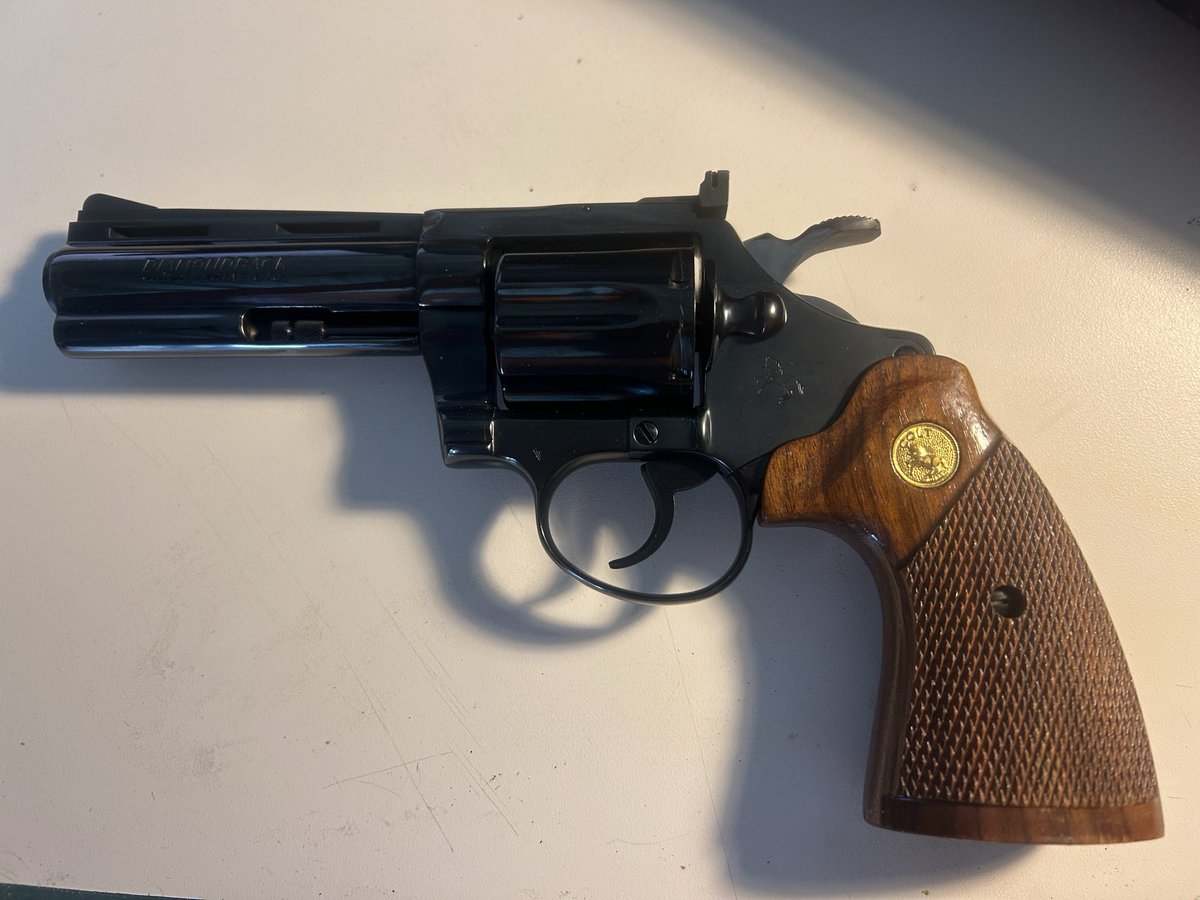 Good Morning Wheel Gun Wednesday, today we have a 1976 Colt Diamondback Blued, 4” Barrel in .38 Spl. 😀