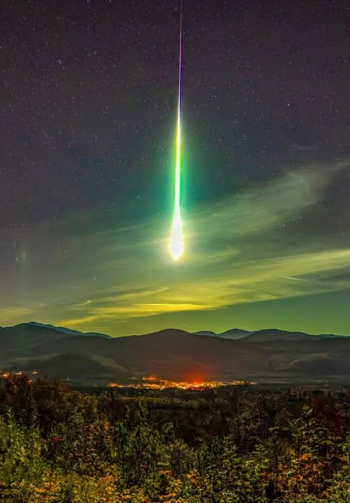 Eric Fraser managed to capture the brightest fireball in the sky over New Hampshire on October 17 ☄️🔥
