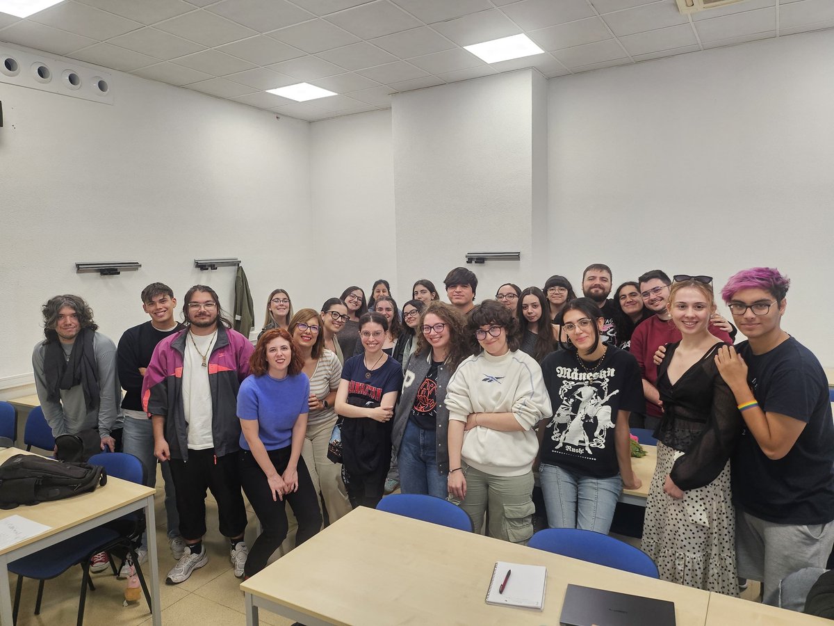 Ayer tuvimos el privilegio de recibir a Núria Molines en el seminario de investigación del Máster Universitario en Traducción Editorial (#MUTE). ¡Mil gracias por compartir tu conocimiento y experiencia con el estudiantado! 👏🏻👏🏻👏🏻