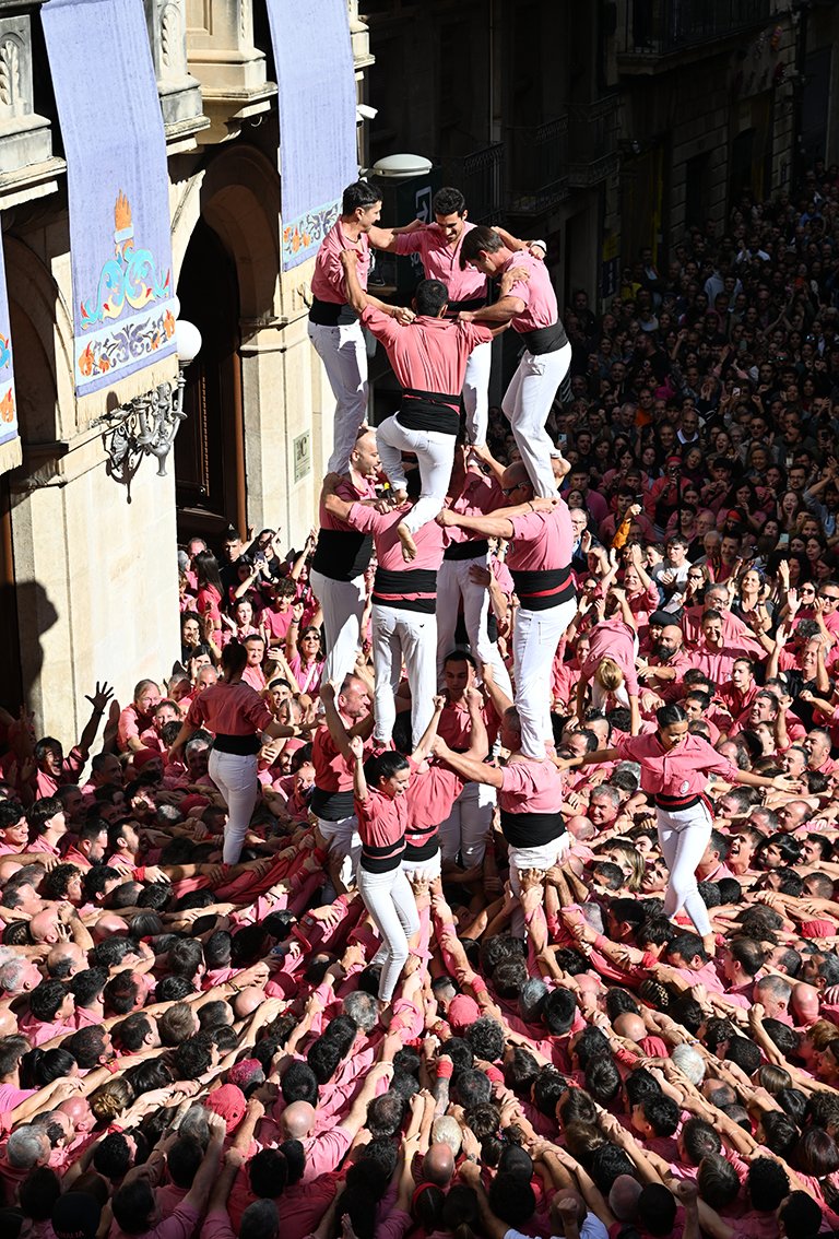 revistacastells's tweet image. La màxima dimensió dels castells.
▶️ Descarregar en una mateixa actuació un castell de 10 i un desfolrat situa la @collavella en una nova dimensió. Ho analitzem aquí: 
✍️ @santiterraza1 
👉revistacastells.cat/2025/10/la-max…
#castells #castellers
