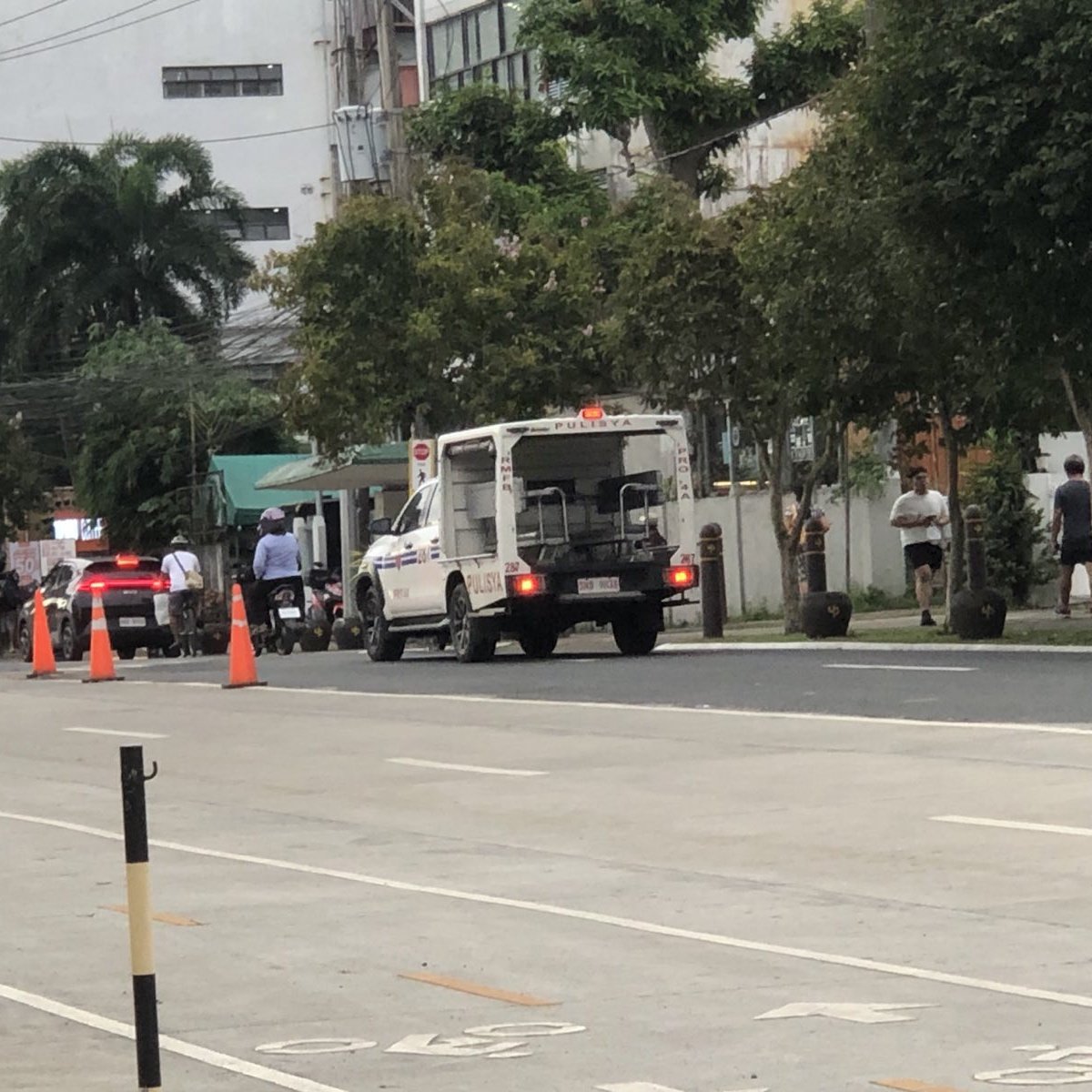29 October 2025 04:17pm

Muling namataan ang RMFB police vehicle ng PRO 4-A na dumaan sa kahabaan ng Ela Ave. palabas ng UPLB gate.

#SafeHavenWatch