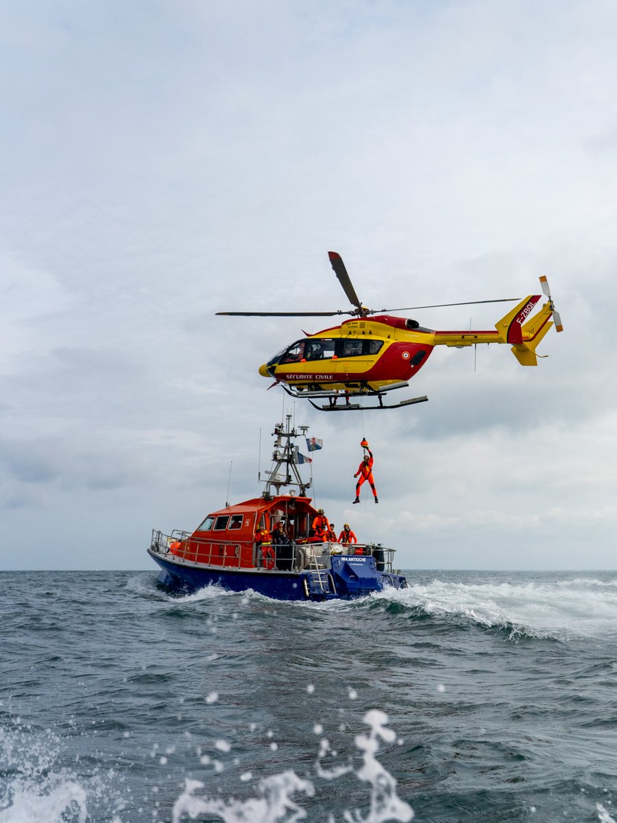 Chaque année, les #SauveteursenMer portent secours à plus de 30 000 personnes 🛟 Les besoins de la #SNSM augmentent chaque année 👉 formation des sauveteurs, entretien des embarcations, renouvellement des équipements... ⚓️ Votre soutien est essentiel 🧡 bit.ly/don-snsm