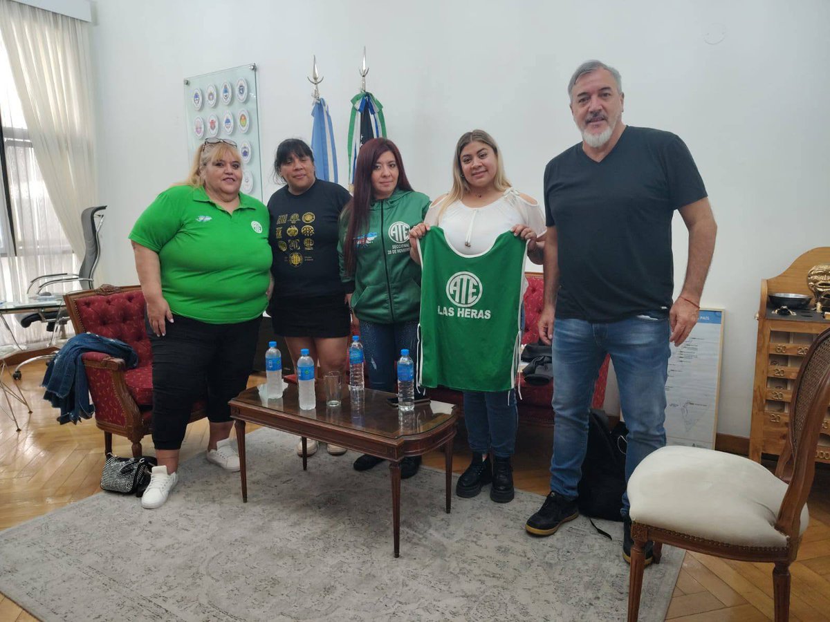 Cesargarzon80's tweet photo. #SantaCruz #ATE 
Federalismo sindical en acción: La nueva conducción de ANUSATE Santa Cruz presente en ATE Nacional ratificando su compromiso con Nacíon y #ATESantaCruz .

#ATENacional #ATESantaCruz #OrgulloATE #AguiarConduccion #CarlosGarzonConduccion https://t.co/Eg3XrXcDay