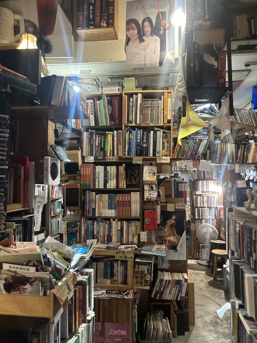 qwmlglb's tweet image. 本が詰まったあの隅々には、物語と考えが満ちている📖