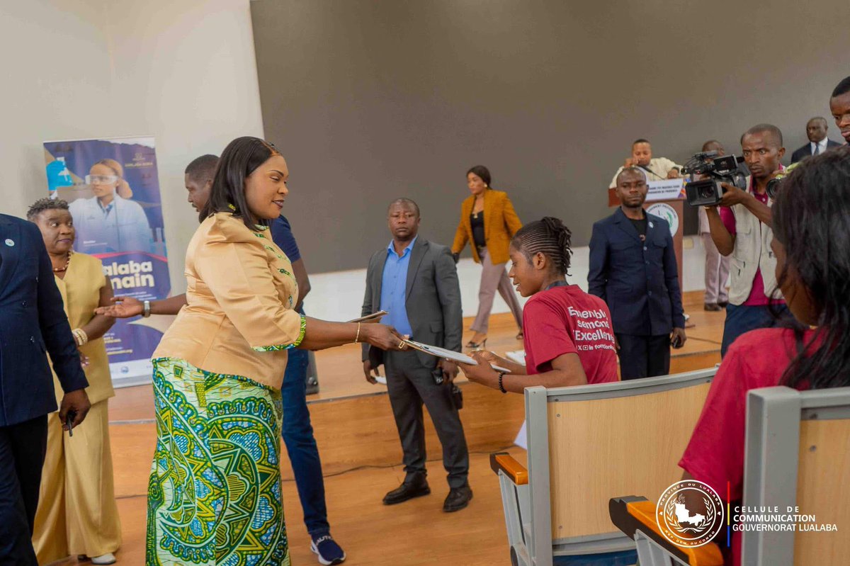 THumanitaire's tweet image. La Gouverneure du Lualaba, @FifiMasukaSaini a lancé le ce 28 octobre le test de sélection des lauréats ayant obtenu au moins 75 % à l’Examen d’État, dans le cadre du programme Excellentia “Lualaba Bora” 4 ème édition, de la Fondation LONA de la Première Dame Denise NYAKERU.