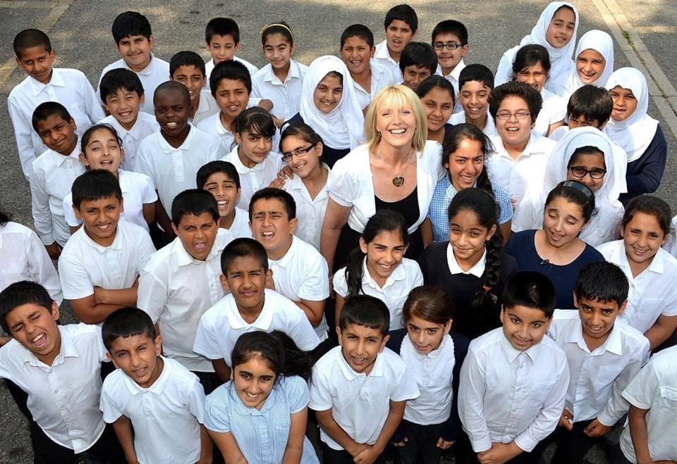 🏴󠁧󠁢󠁥󠁮󠁧󠁿 En las escuelas de Inglaterra, la única persona inglesa que queda es la profesora.