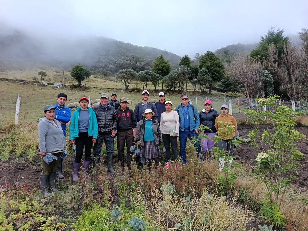 DesSocCuenca's tweet photo. A través del Programa de Agricultura Urbana y Rural #PAUR visitamos la #comunidad #Cascajo para planificar capacitaciones en abonos orgánicos, manejo de cultivos y elaboración de desparasitantes y bloques nutricionales.
Seguimos apoyando en el fortalecimiento de nuestros campos. https://t.co/ZCCoYJ7WdQ