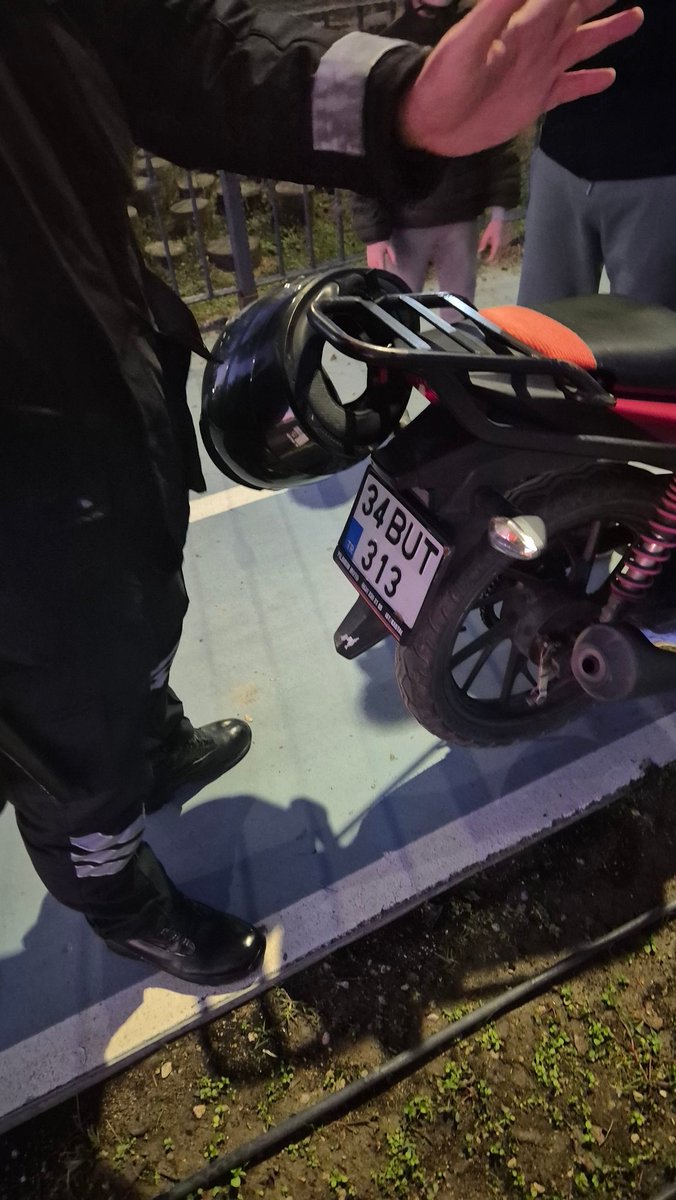 SSGurkan's tweet photo. Tuzla Kamil Abduş Lagun Parkinda bisiklet yolunda guvenlilleriniz hizli sekilde motor kullandigi icin bir cocuk bisikletten dustu. Guvenlik personeliniz sorumsuzca davranip vatandasla kavga etti. Plakasini kapatmaya calisip, Ismini soylemedi. @IBBcozummerkezi https://t.co/X2O4cQwikx
