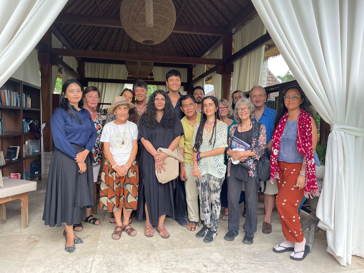 shinieantony's tweet photo. Book Club meeting at the so-green Gayatri with #bagusarisaputra in the quietest corner of Ubud.
#edenabandoned @HachetteIndia https://t.co/krrSNSAAU6