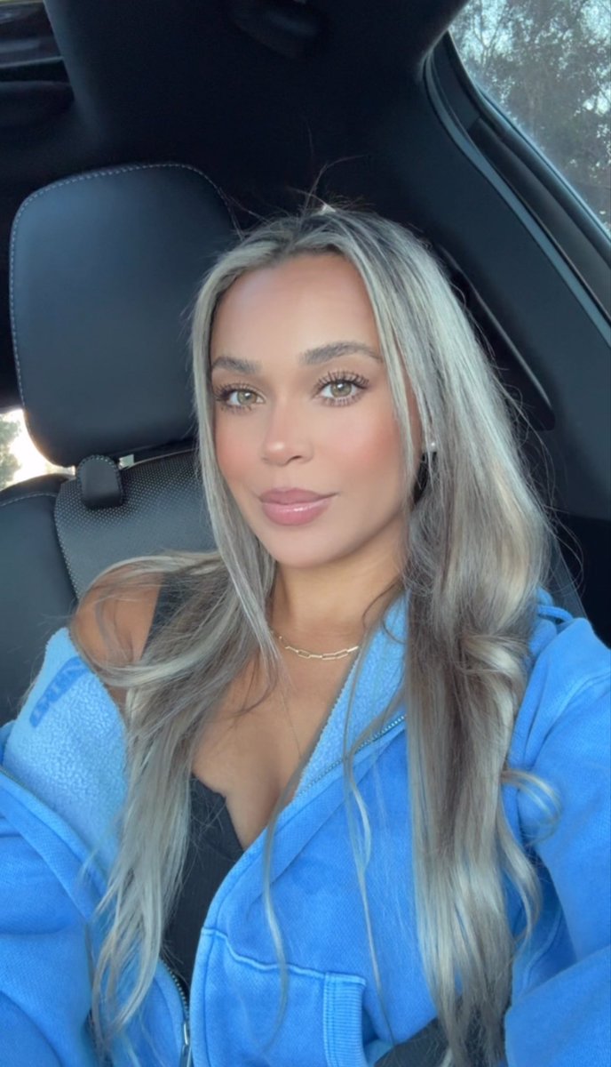 Wednesday selfie..? Is that a thing? 
Welp, happy Wednesday friends🩵