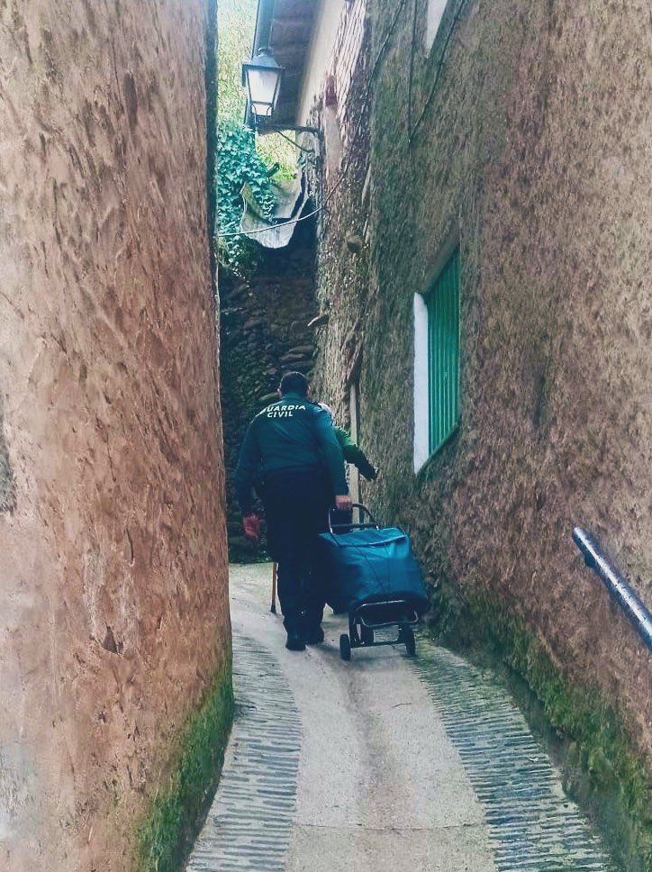 guardiacivilcc's tweet image. Las mejores historias se escriben en rincones como #RobledilloDeGata: un agente ayuda a una persona mayor con su carro de la compra en una cuesta imposible.  

La solidaridad y el apoyo siempre encuentran su camino. 💚  

#GuardiaCivil #Cáceres #SiempreCerca