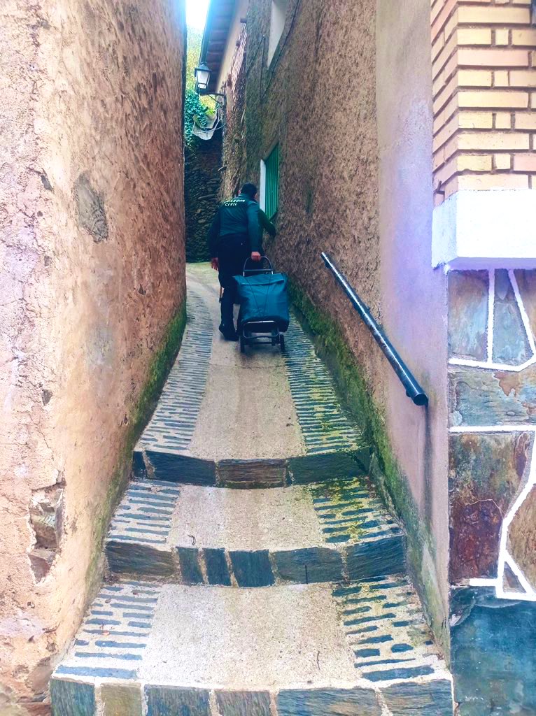 guardiacivilcc's tweet image. Las mejores historias se escriben en rincones como #RobledilloDeGata: un agente ayuda a una persona mayor con su carro de la compra en una cuesta imposible.  

La solidaridad y el apoyo siempre encuentran su camino. 💚  

#GuardiaCivil #Cáceres #SiempreCerca