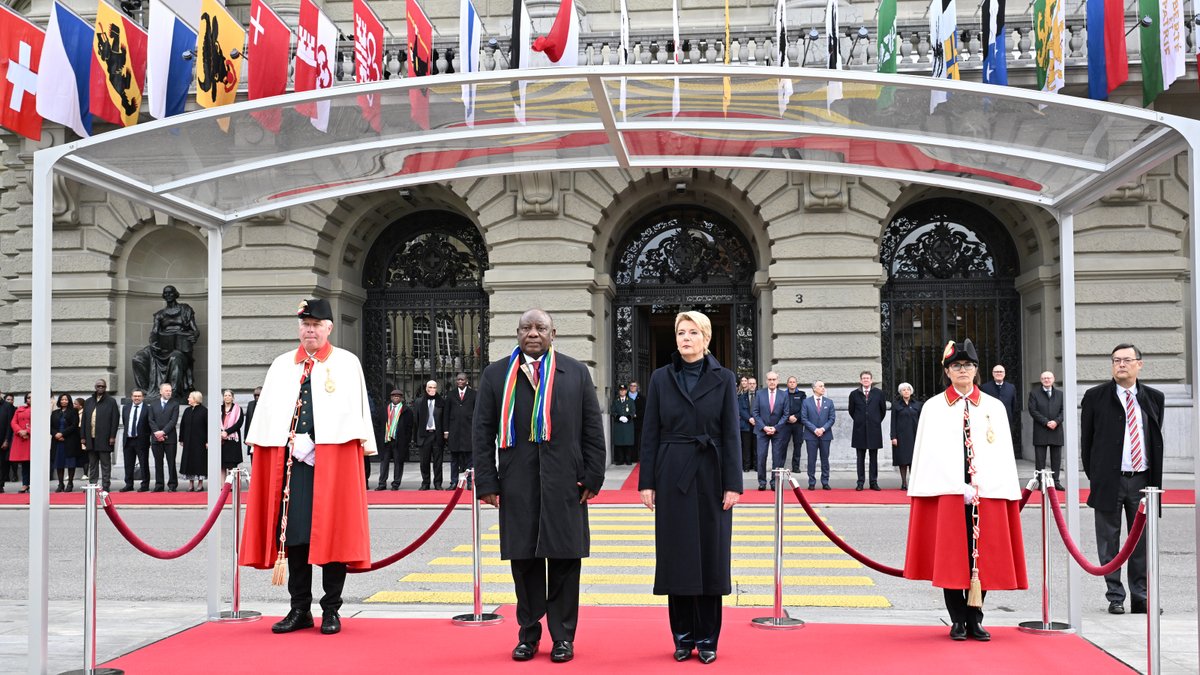 BR_Sprecher's tweet image. 🇨🇭🤝🇿🇦 #Staatsbesuch #VisitedÉtat #VisitadiStato Le Conseil fédéral accueille le président sud-africain à Berne - Der Bundesrat empfängt den südafrikanischen Präsidenten in Bern - Il Consiglio federale riceve il presidente sudafricano a Berna. @CyrilRamaphosa