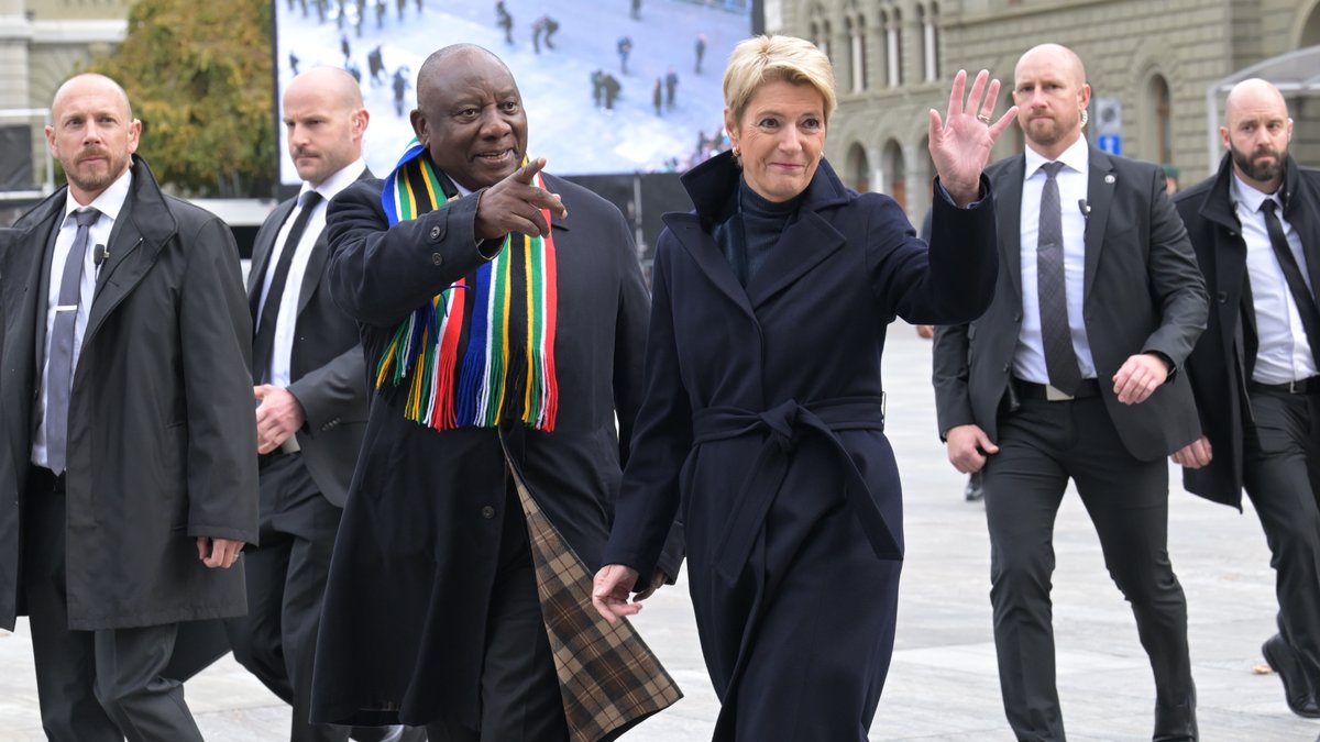 BR_Sprecher's tweet image. 🇨🇭🤝🇿🇦 #Staatsbesuch #VisitedÉtat #VisitadiStato Le Conseil fédéral accueille le président sud-africain à Berne - Der Bundesrat empfängt den südafrikanischen Präsidenten in Bern - Il Consiglio federale riceve il presidente sudafricano a Berna. @CyrilRamaphosa