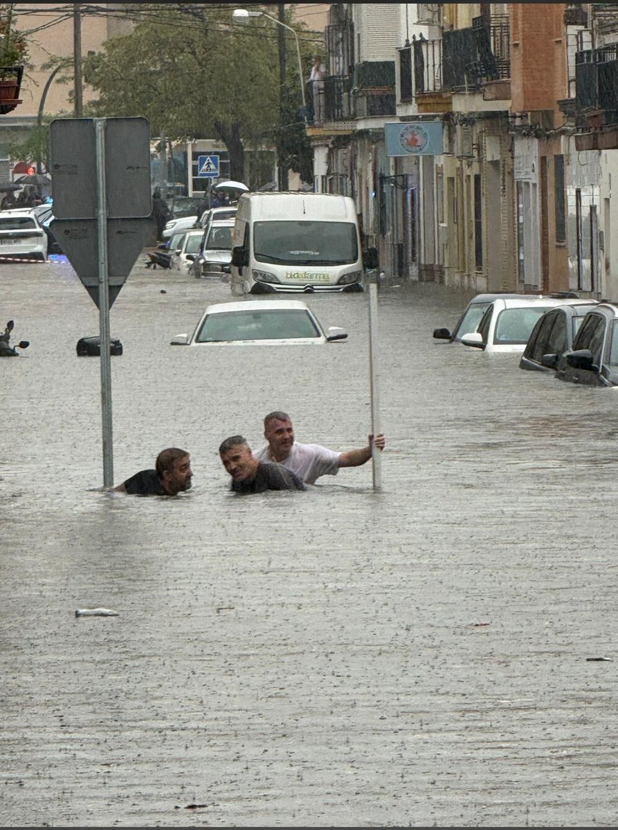 Calle Aragón, en el Cerro del Águila, Sevilla. Como siempre tarde. 
No hemos aprendido nada.