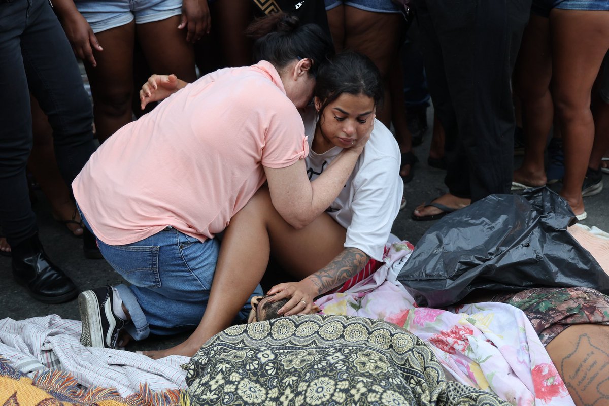 🚨VEJA: Familiares choram sobre os corpos dos mortos da operação policial realizada ontem no Rio de Janeiro; 132 pessoas morreram.