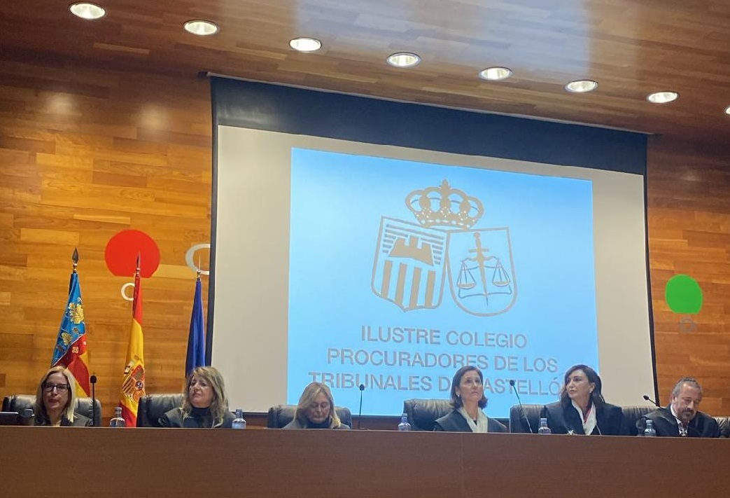 GraduatSocialcs's tweet image. 🤝 La justicia no solo se construye en los tribunales, también a través de la colaboración entre profesionales.

Eugenia Casanova ha asistido al acto de jura de nuevos  procuradores y reconocimiento a los colegiados con 25 años de  trayectoria profesional

👏 @ProcuradoresCS