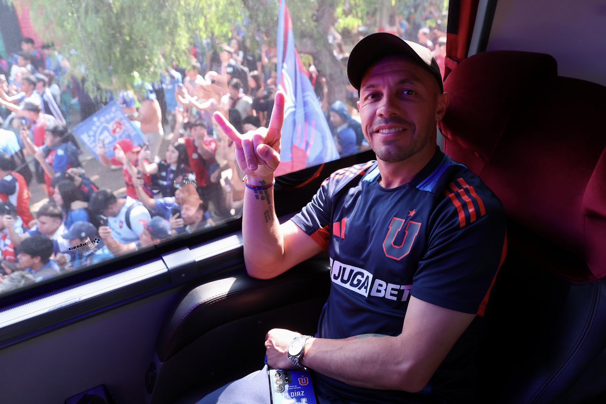 udechile's tweet photo. 𝐓𝐨𝐝𝐨𝐬 𝐣𝐮𝐧𝐭𝐨𝐬 𝐜𝐨𝐧 𝐥𝐚 𝐦𝐢𝐬𝐦𝐚 𝐢𝐥𝐮𝐬𝐢𝐨́𝐧 💙❤️ https://t.co/P1sCSgkx6Q
