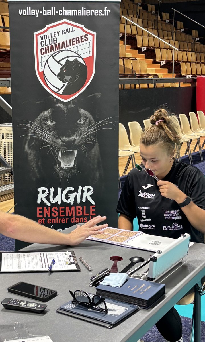 🕶️ Tests Neurovision, la science au service du sport !

Les joueuses du VBCC ont participé à une première séance de Neurovision animée  par Romain BORDAS, clinicien spécialisé.

📰 Consulter l'article complet sur notre site ➡️ urlr.me/FtneGg