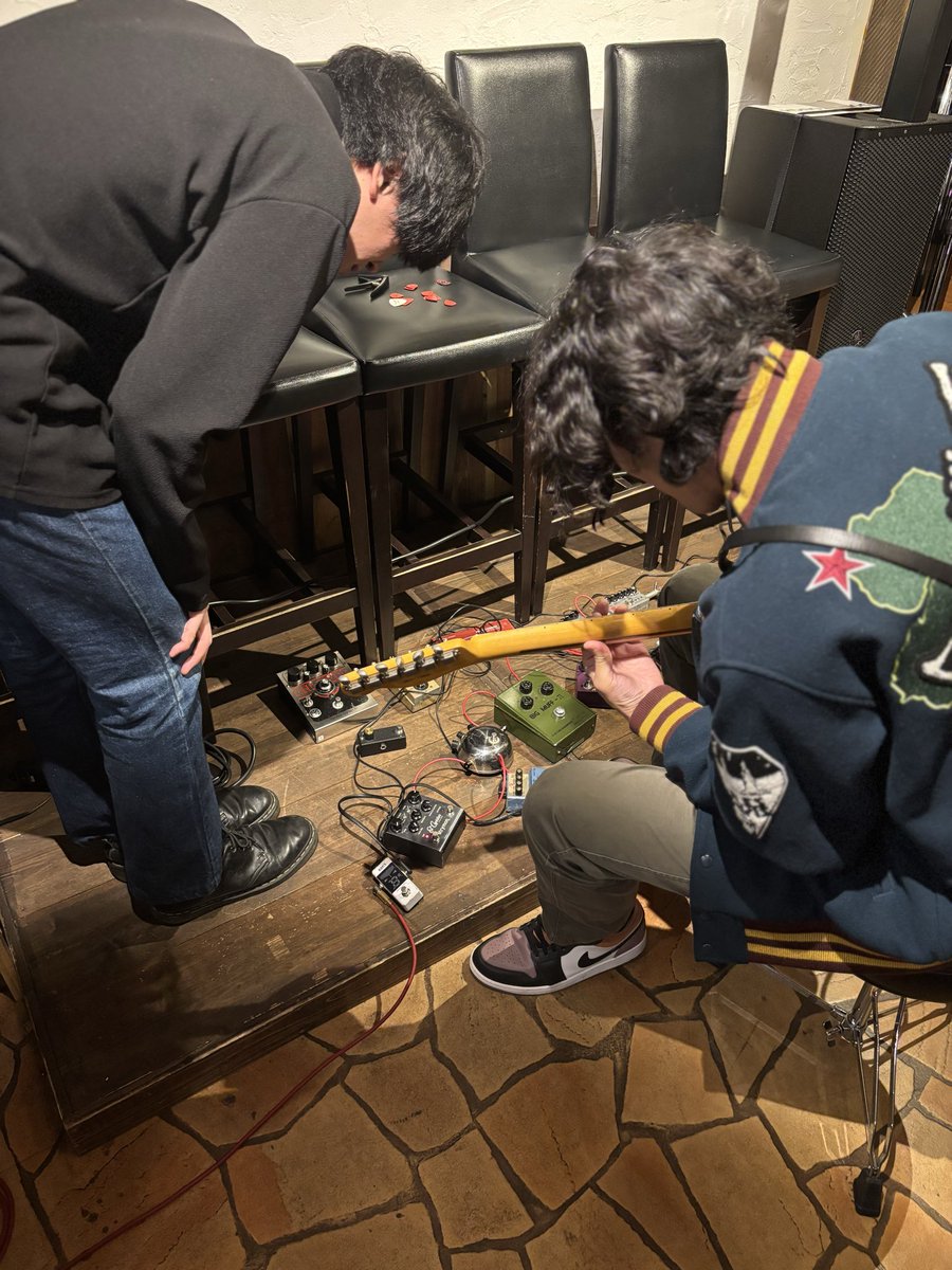 今日のナイス企画首謀者 西方アケミさん <a href="/Nish1kataAkemi/">西方アケミ</a> に色々聞きつつエフェクターに向き合う僕の良い写真をヤマノレイさん <a href="/rayyamano/">ヤマノレイ/山野玲</a> が撮ってくれてたありがとう!!!