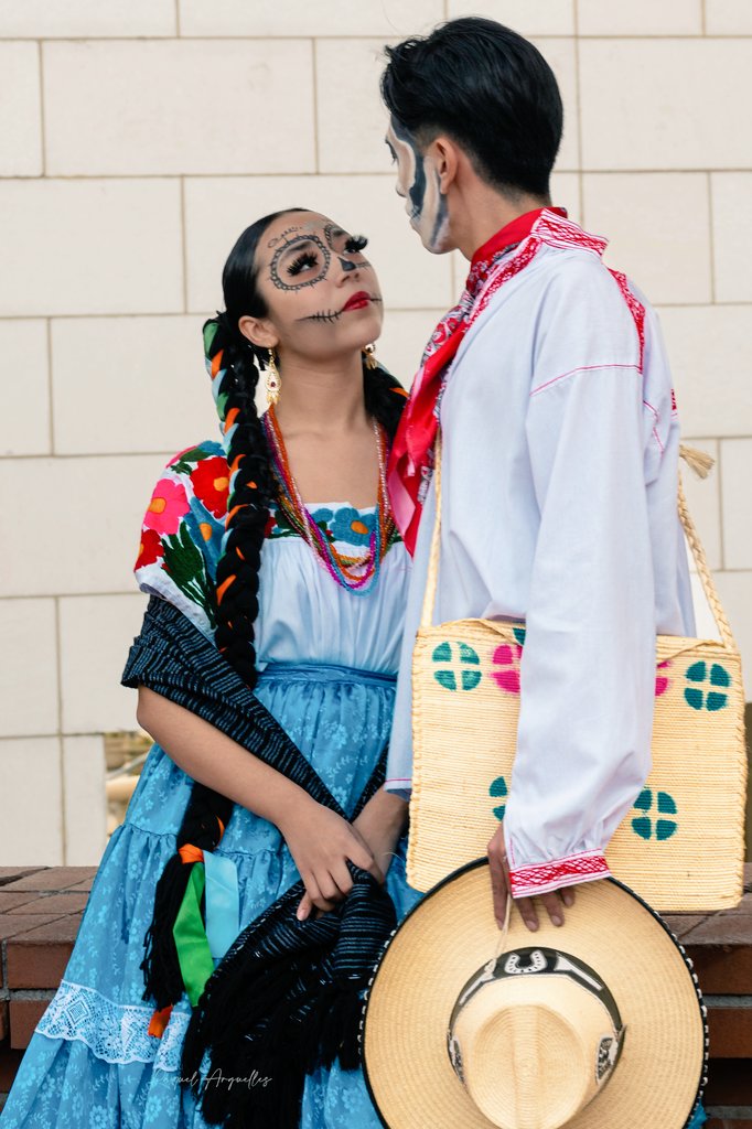 RaquelArguelle3's tweet photo. "Decimos que el amor duele, pero eso no es cierto. Las palabras duelen, el silencio duele, el olvido duele. El amor nunca duele y si lo hace no es amor. "

#catrinas #tradicionesmexicanas #Monterrey ##nuevoleon #paseosantalucia https://t.co/XP1wdWqdzE